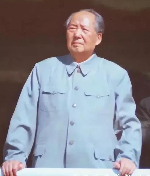 新中国成立后，为了守住社会主义制度，防着西方搞“和平演变”，毛主席花了很大心思琢
