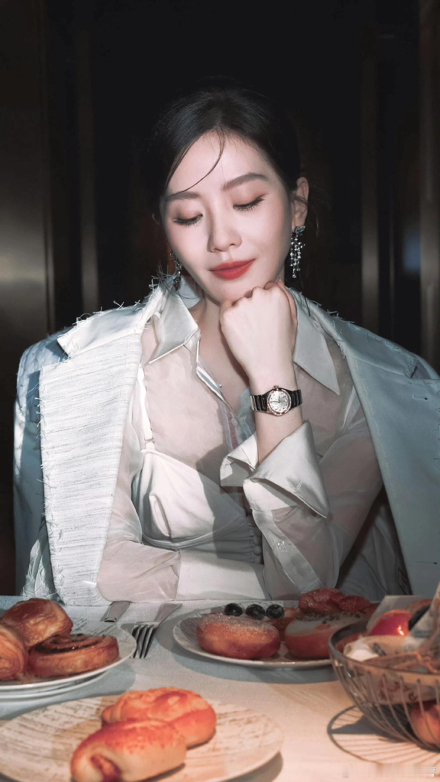 #刘诗诗粉底##刘诗诗[超话]# 刘诗诗也太美了吧，爱啦爱啦！诗诗简直神仙下凡[