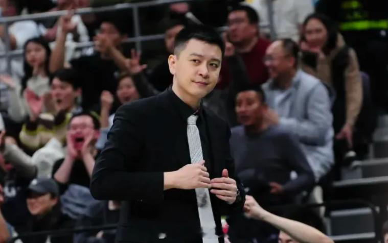 今天，杨鸣正式辞去辽宁男篮主教练职务，助教乌戈接任。这是杨鸣执教辽篮6个赛季后的