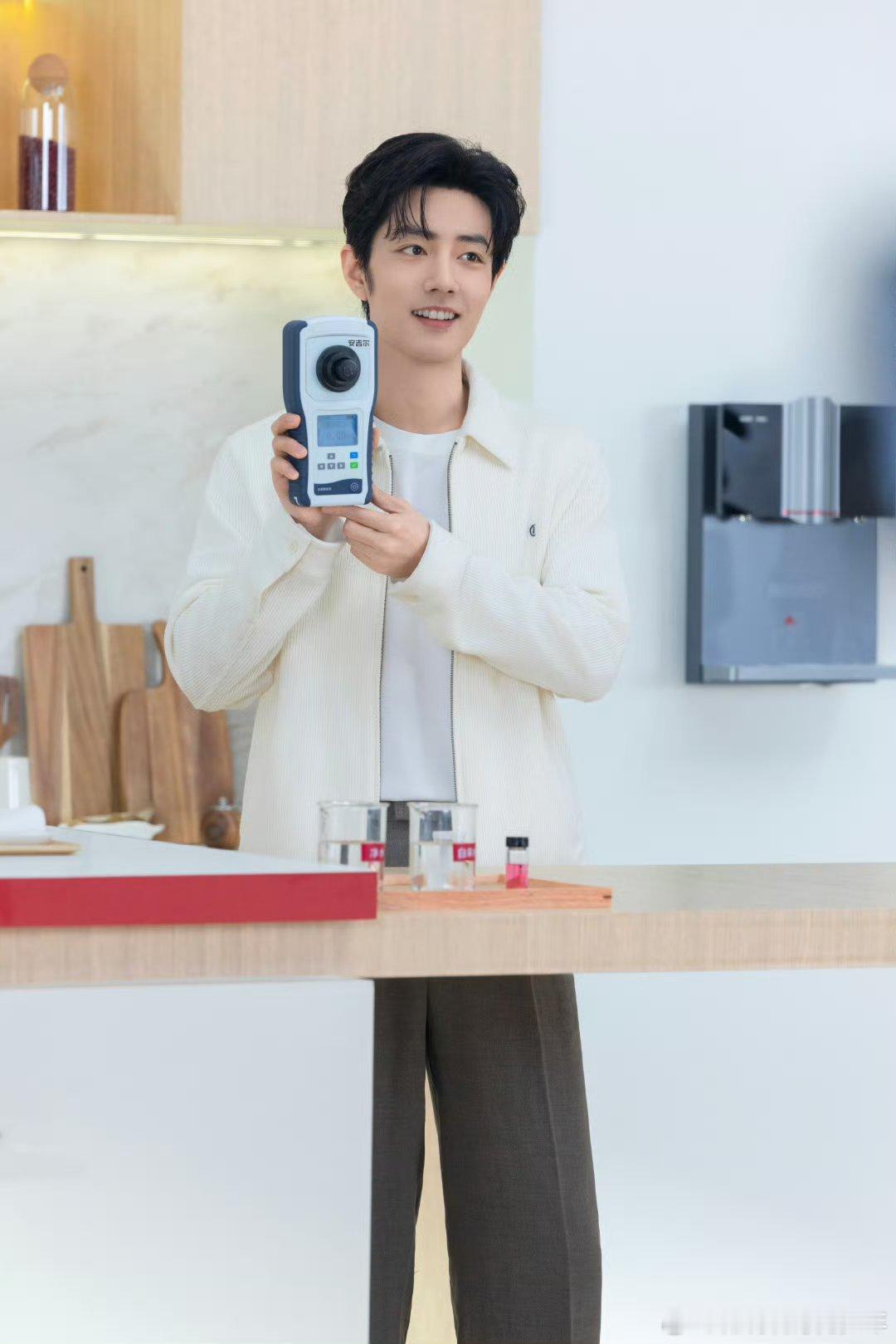 肖战携手安吉尔两周年肖战又一全球代续约，第三年了！🐮 今晚19:00，与安吉尔