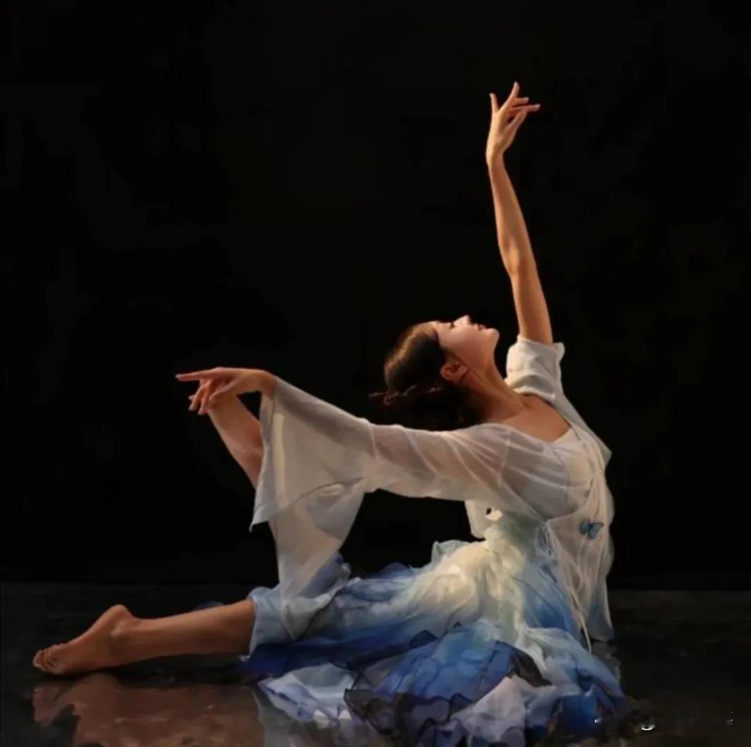 小学已无年轻人，到一个不发达地方乡村小学见朋友，他在这个小学从教五十多年，今年即