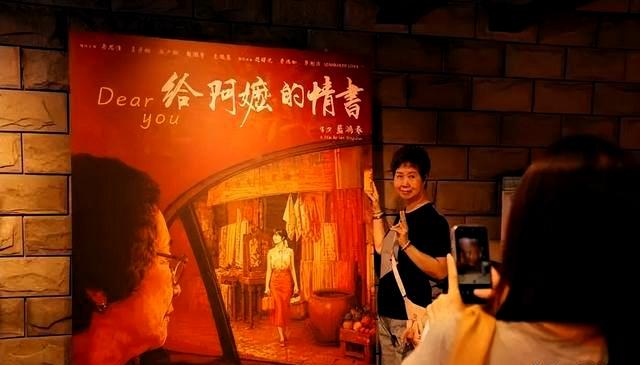 有部潮汕话电影《给阿嬷的情书》，在国外火得不得了。

票房都冲过18亿了，海外好