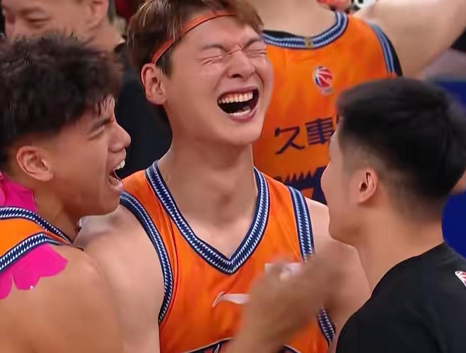 [撒花]！CBA新王诞生！
刚刚结束的2026赛季CBA总决赛
由上海久事对阵浙