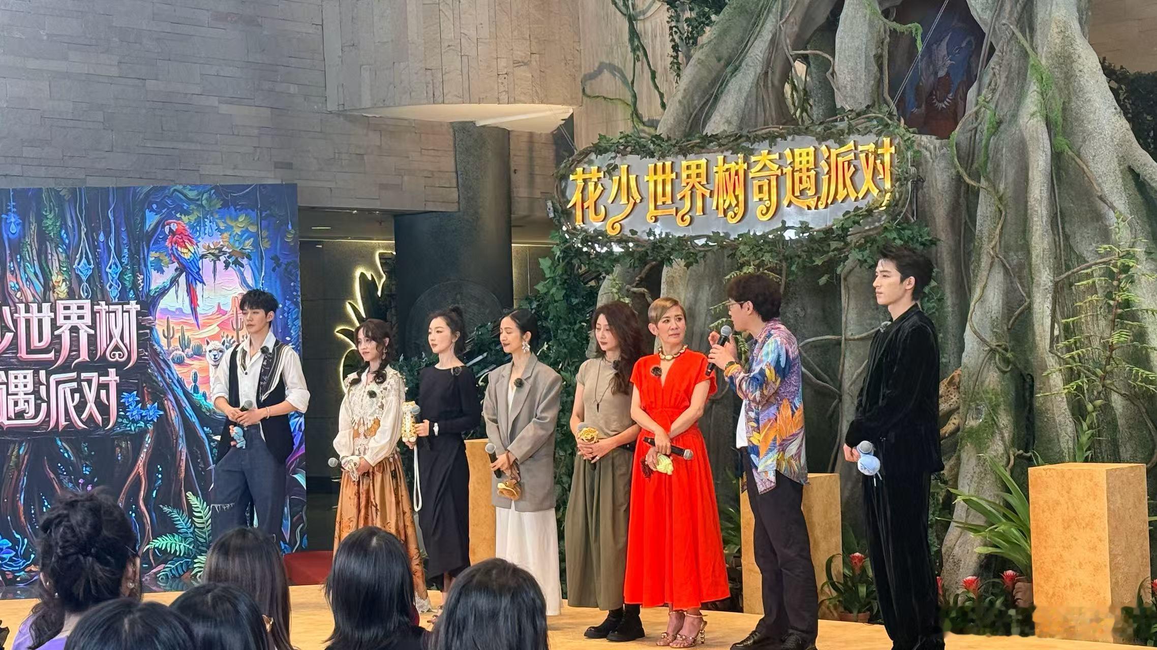 吴君如邓为牵手跳舞吴君如邓为随地大小舞 本来一行人准备挑选文创礼物，谁能想到吴君