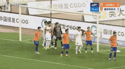 呵呵，大雷又现黄油手、还助攻？不！

看慢镜头，这个球主要还是他与迪马塔亲密接触