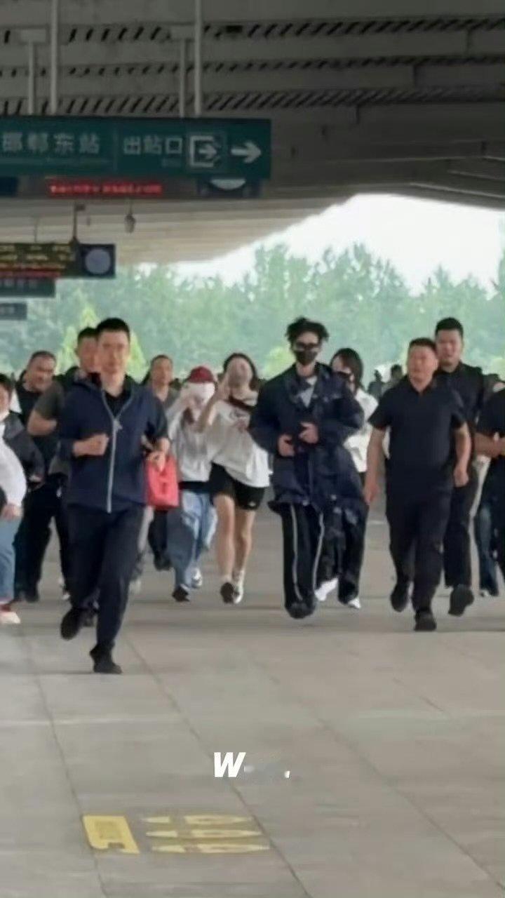 丞磊赶高铁像军训拉练现场丞磊赶高铁旁边一群人  我的天 赶高铁旁边一群人 