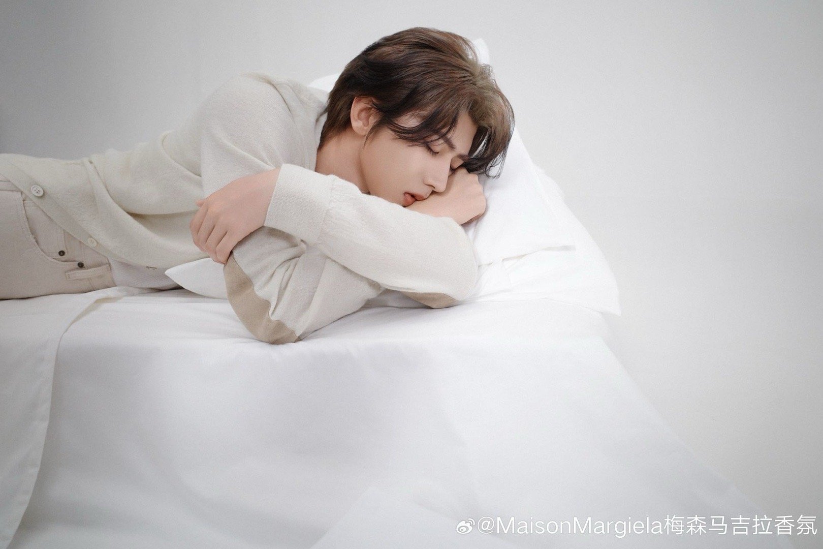 蔡徐坤马吉拉 蔡徐坤作为一位备受瞩目的青年偶像，他的才华和魅力确实让人难以抗拒。