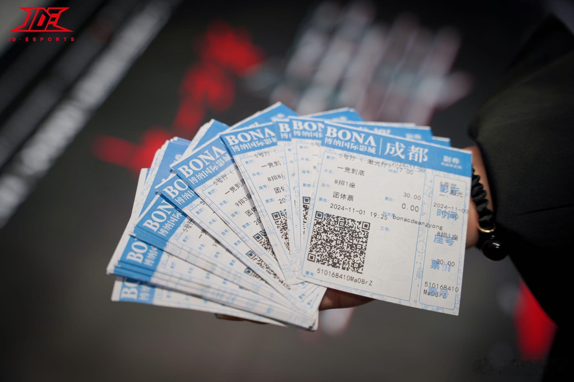 #JDE为伞兵包场##伞兵首次出演大电影#JDE 的这一举措实在太暖心，为伞兵包