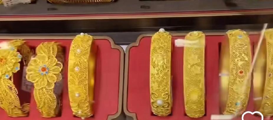 一觉醒来，
黄金市场失控了，
不是金价涨到了1403元多，而是好多明明开的好好的