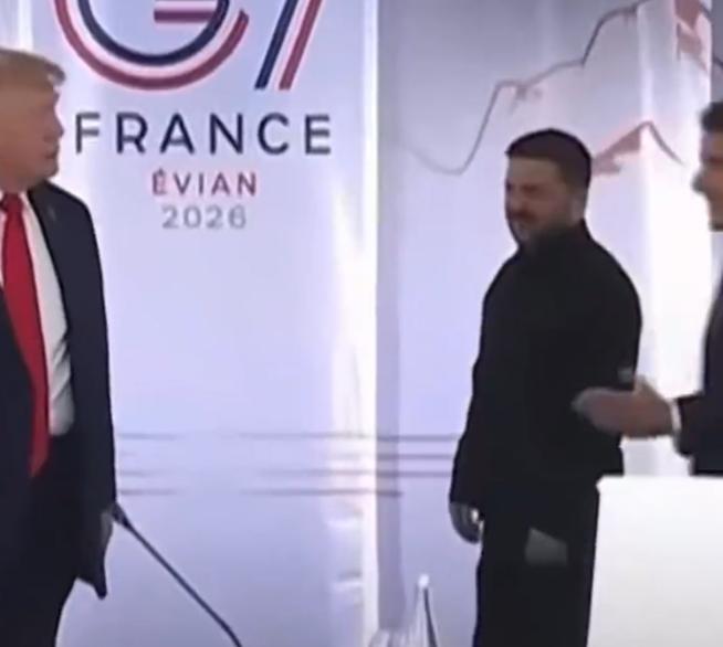 G7会议最尴尬的一幕出现了。

当马克龙伸出左手，向川普介绍泽连斯基的时候，川普