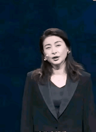 郭晶晶，
这次让人大跌眼镜。
有人评价她没有仪态，演讲时晃头晃脑，无比紧张胆怯，