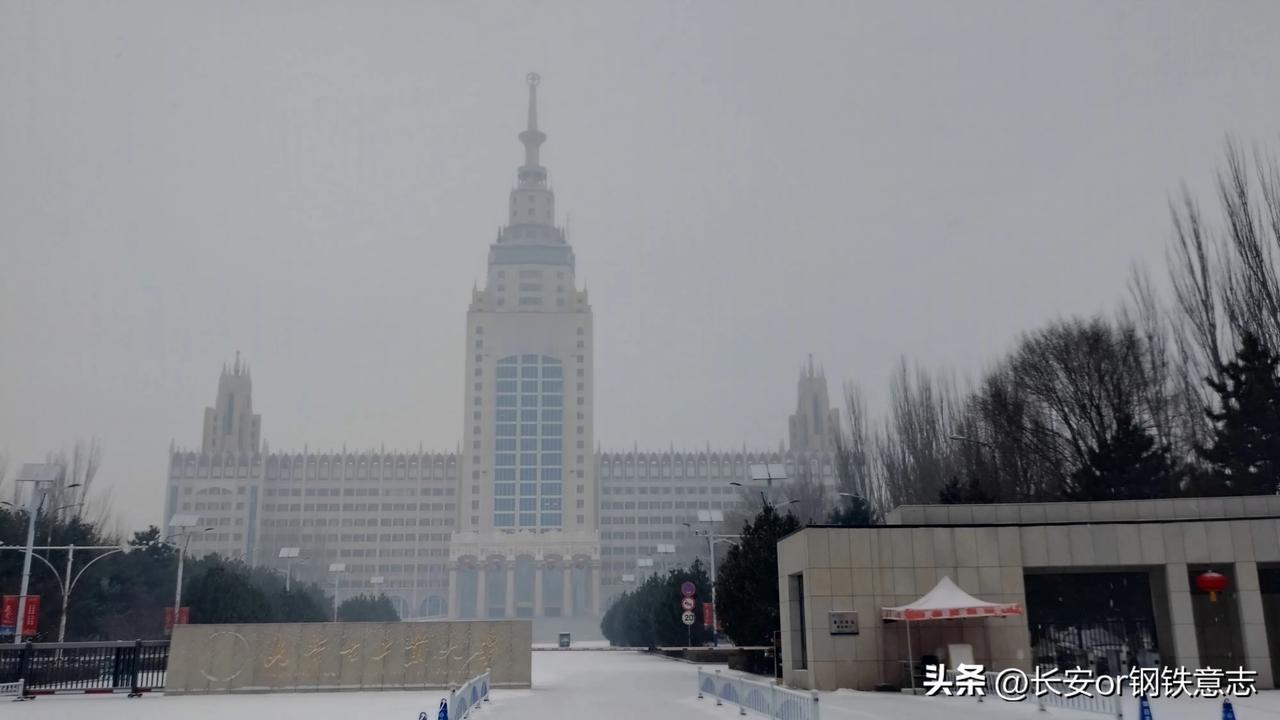 雪后，高楼尤显壮观
🍁这是内蒙古工业大学金川校区主楼。高168m。1994年建