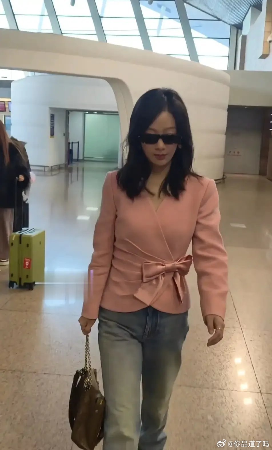 杨紫真的纯纯吃了脸大的亏！拍防晒衣广告时，她都瘦成纸片人了，身上一点赘肉都没有，