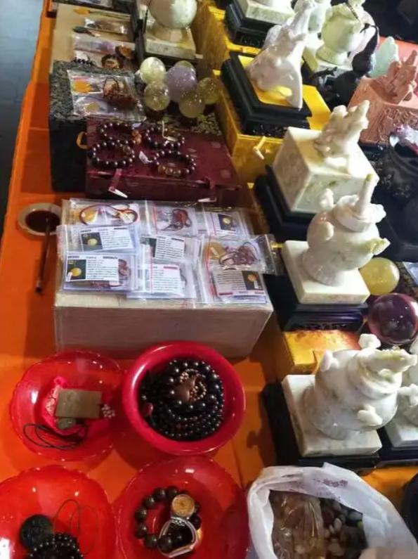 如何选择适合自己的开运配饰？选开运配饰 = 先看八字喜用五行 → 再看当下需求（