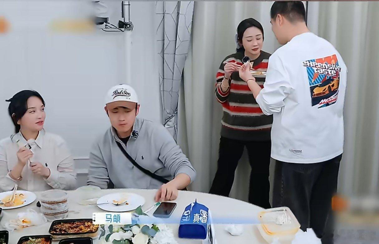马頔李纯不能共情口出狂言的自己 前一秒还嘴硬自己半口都吃不下，下一秒对着美食完全