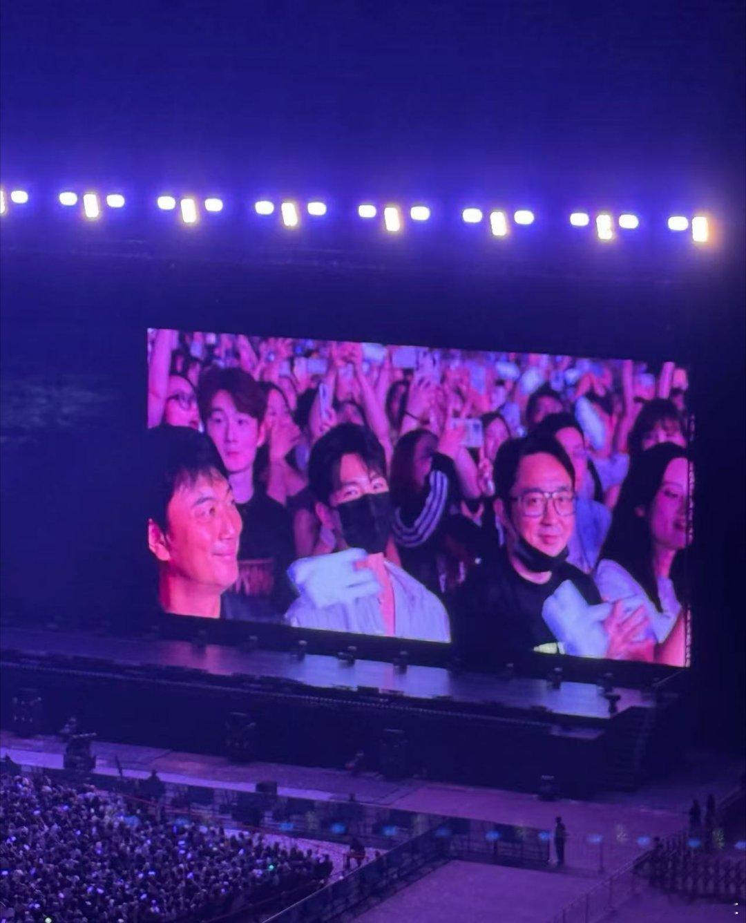 林俊杰演唱会偶遇杨洋 杨洋现身林俊杰演唱会，路人镜头里状态绝了，大屏扫到那刻直接