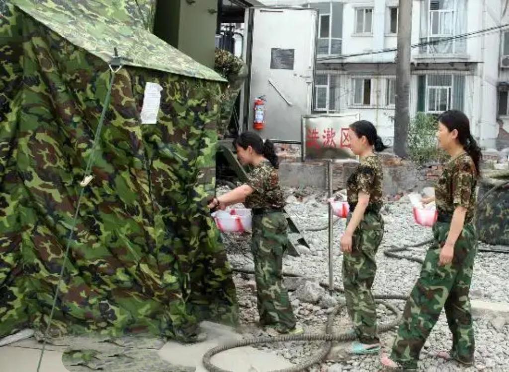 4月16日，网约车司机陈师傅接两名外籍乘客时，发现其在部队营区附近偷拍并低声交流