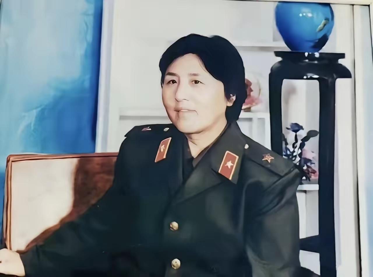 1985年，梁兴初刚离世，任桂兰就扒拉出压箱底的65式军装，在家悄悄拍了张几乎没