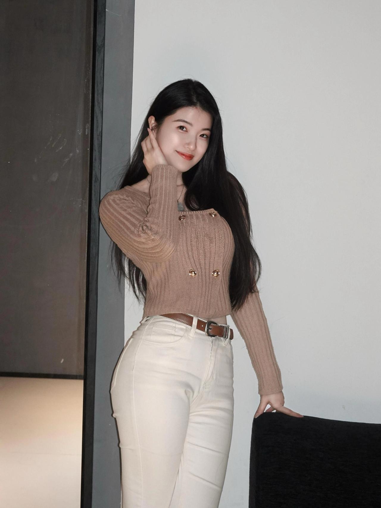 温柔甜美的少女，复古毛衣搭配高腰牛仔裤，轻松打造时尚感！💕👗👖