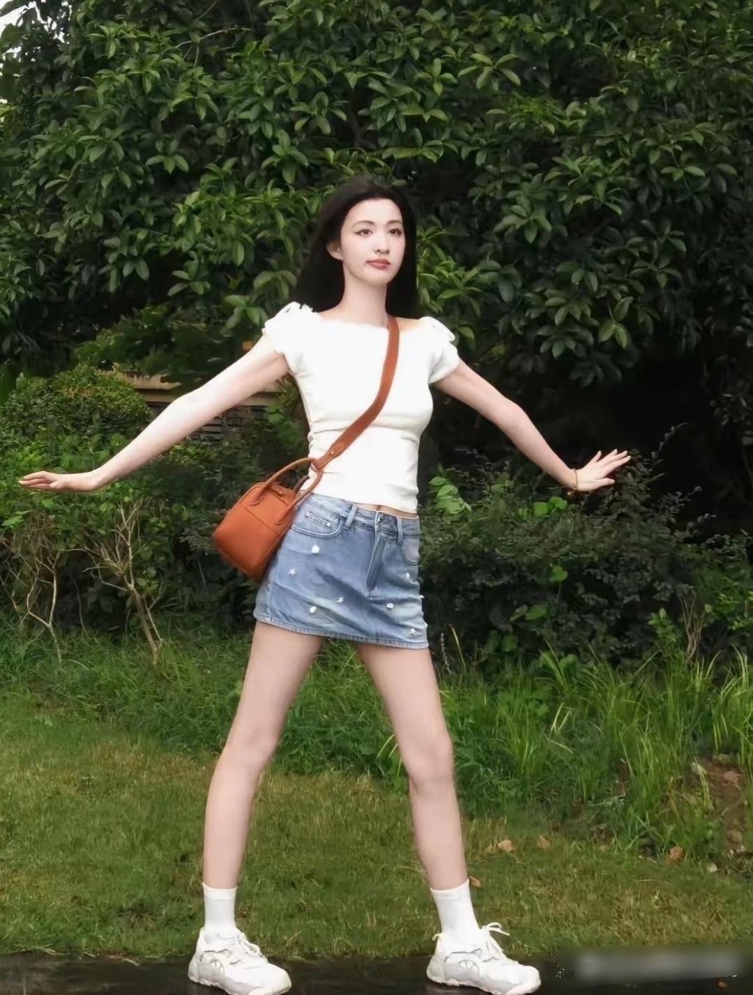 王楚然的腰线可真长，身材比例很好 ​​​