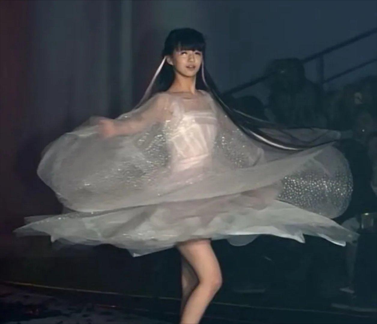 2014年春晚，冯小刚让小彩旗转了4小时共8000圈，期间不吃不喝不上厕所，观众