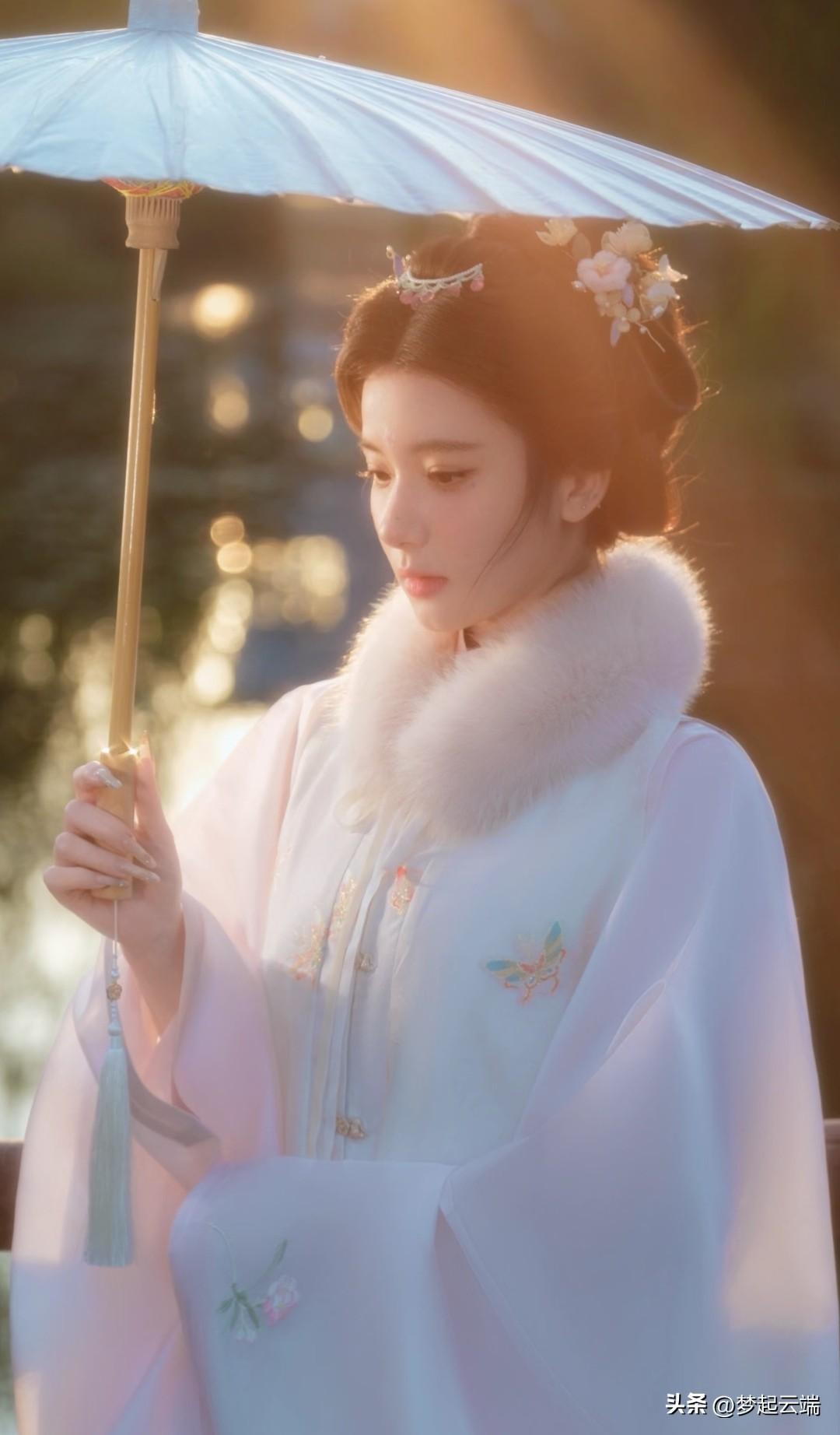 古风美人撑伞漫步，如梦如幻的仙境。