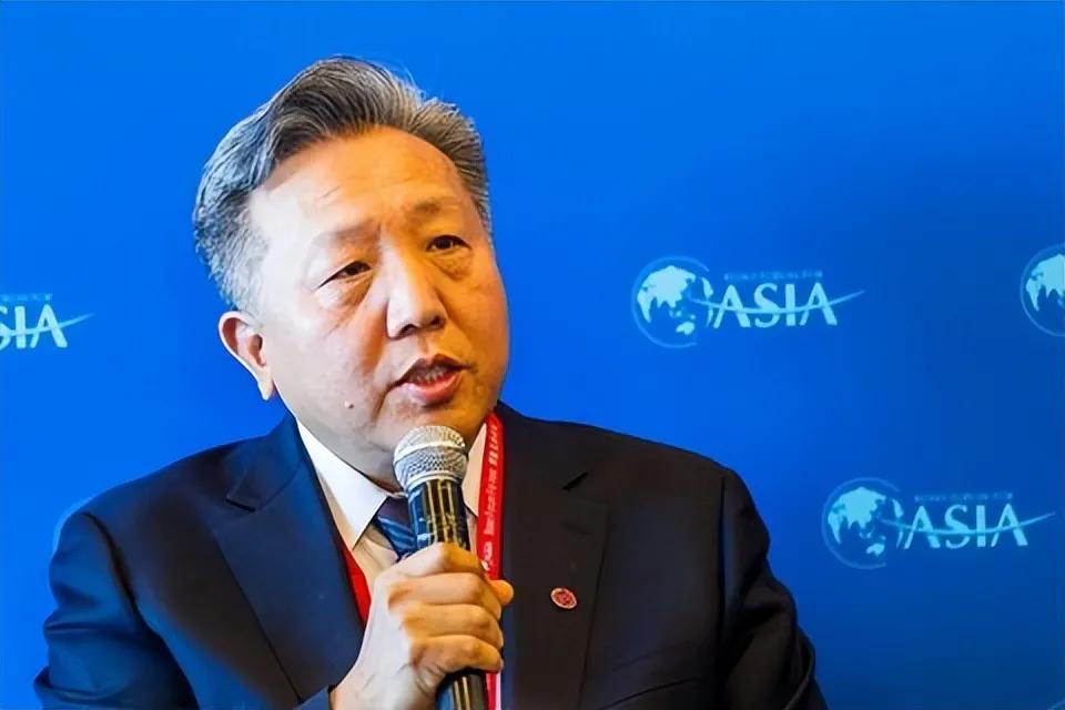 它不仅仅是违法，因为他会严重误导社会，严重误导市场，严重误导投资者。对所有的特别