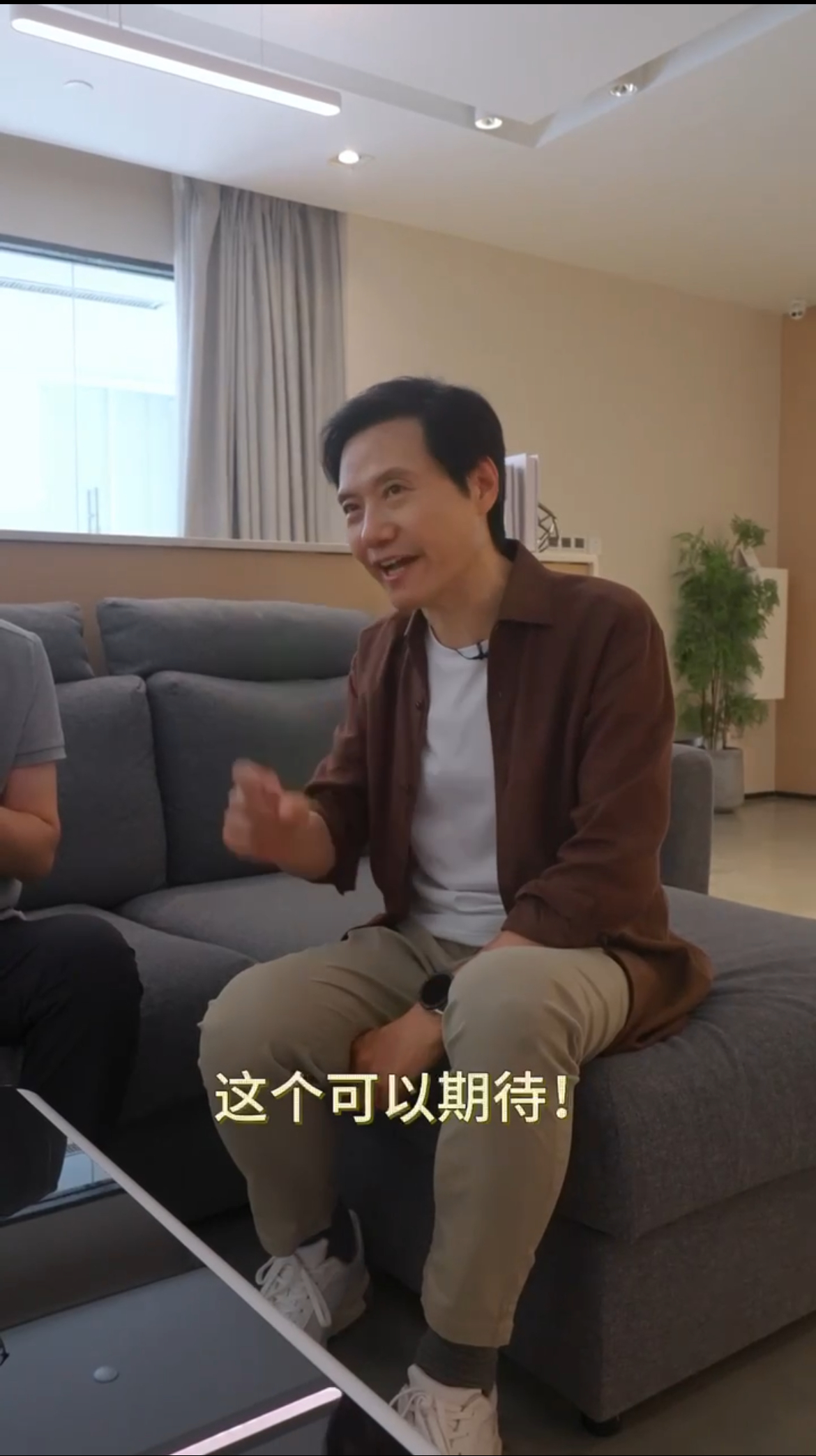 有必要给二位科普下爆料的正确方法，第一就是禁止喊停，#雷军首爆新机进度# 性能之