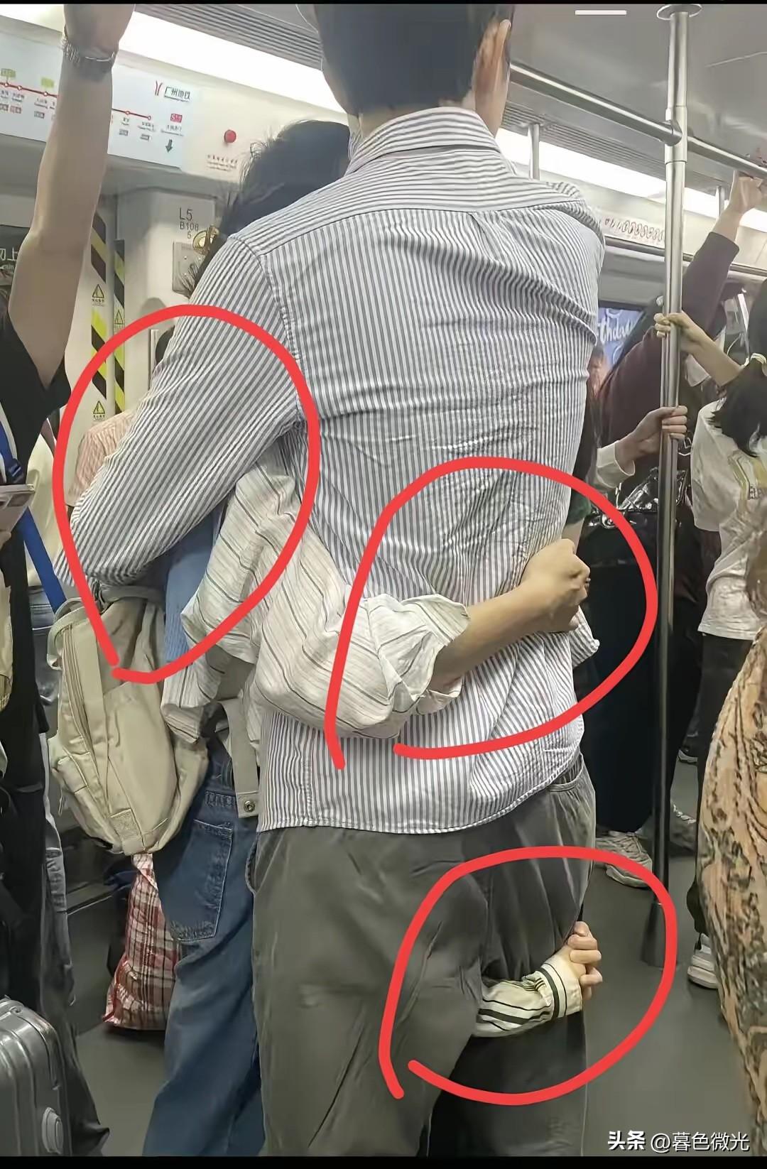 地铁上看到暖心的一幕，
看到一对夫妻紧紧拥抱在一起，
刚羡慕别人感情真好，仔细一