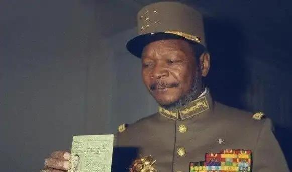 1968年，林碧春在18岁时远嫁47岁非洲总统，成为王妃，婚后备受宠爱。但生下两