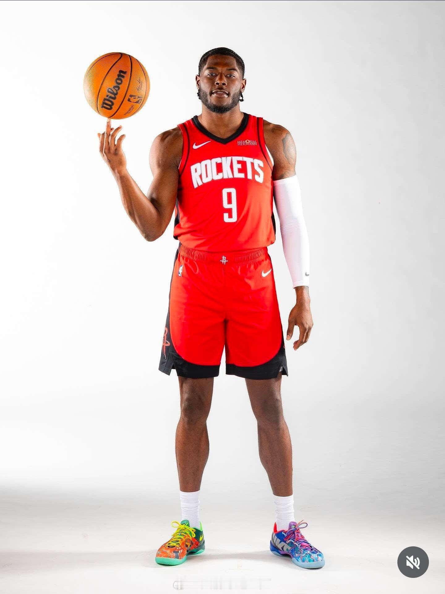 今天出战的球员只有8人[泪奔][泪奔][泪奔]首发：霍勒迪、谢泼德、奥科吉、克劳