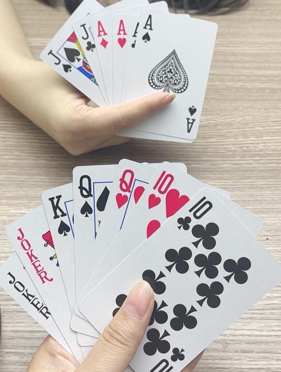 欢乐斗地主巧解残局。规则有连有带，最多3带1，也可以3不带。下面牌的先出，哪方赢