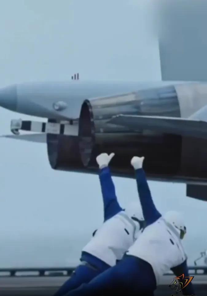 歼15挂弹硬刚外军航母！8000米高空缠斗画面曝光



外军双航母堵门，歼15