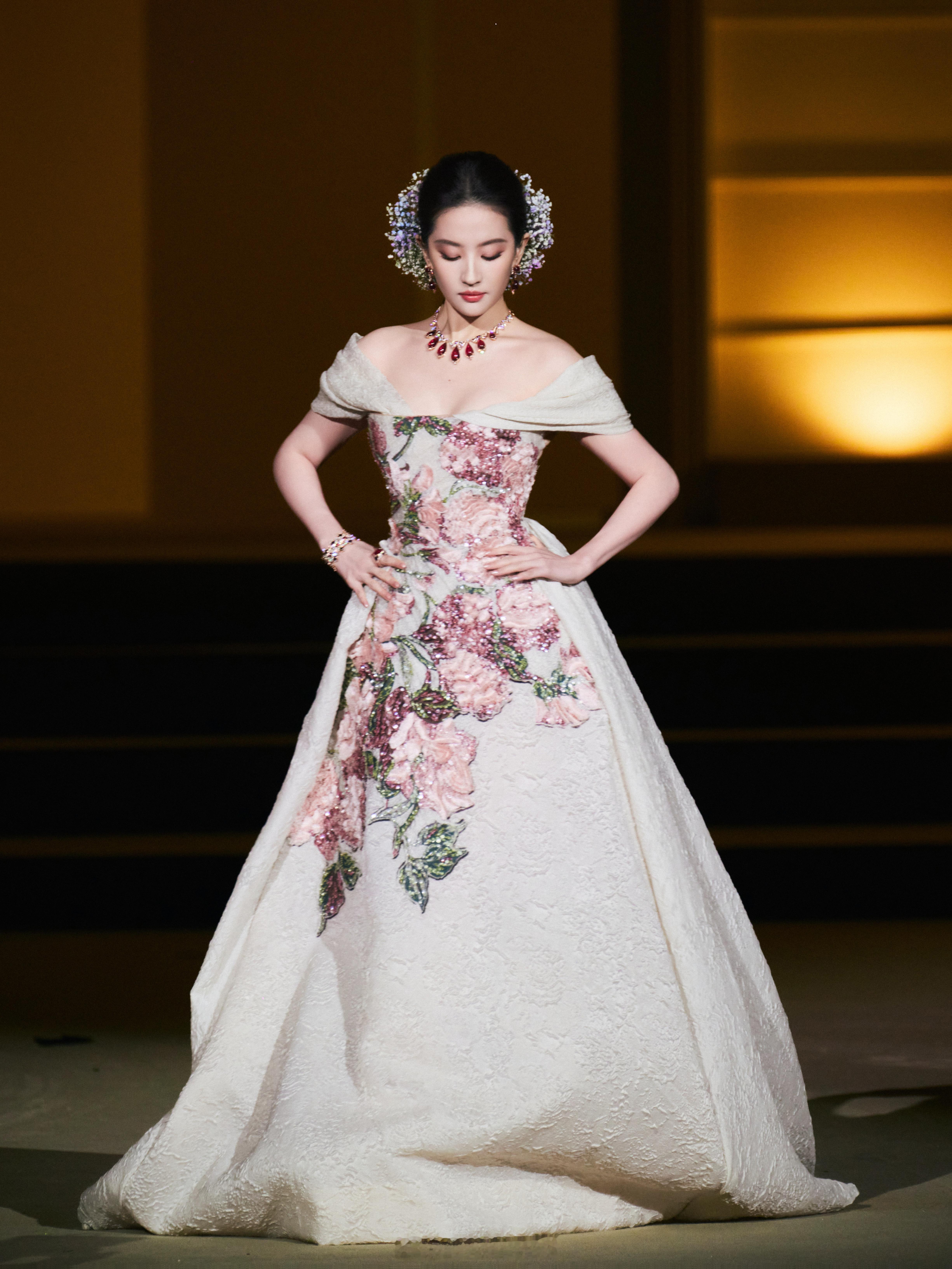 反正只知道巨星刘亦菲压轴登场VOGUE红毯了呀！就连VOGUE晚宴大合照天仙也是