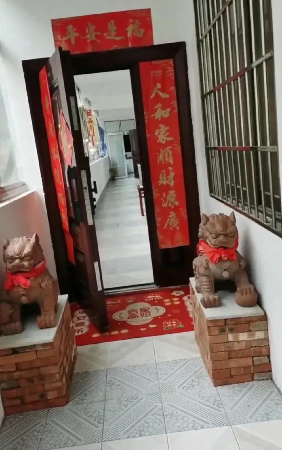 想问问！放自己门口挨谁事了？这是人干的事吗？[what]