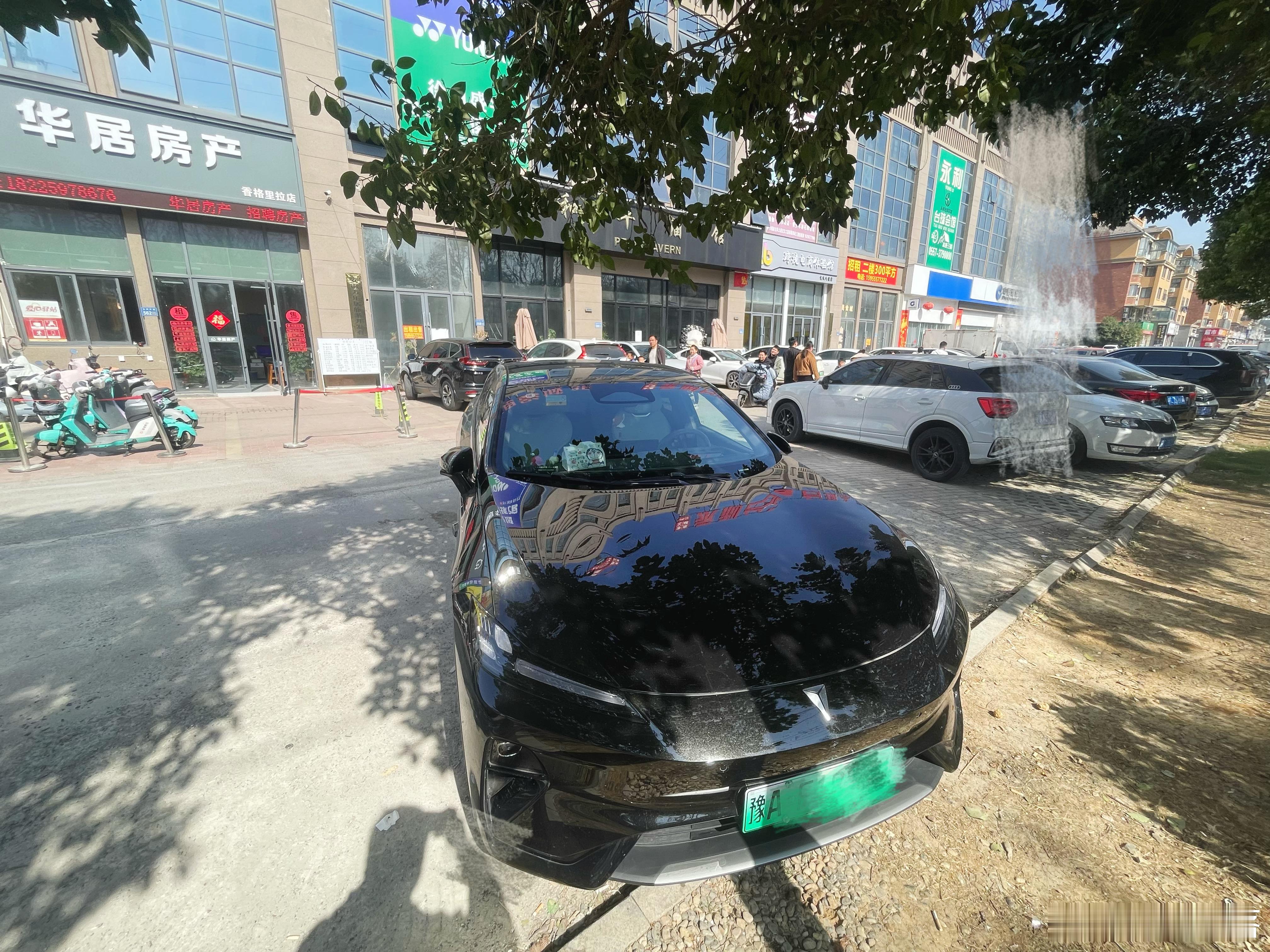 偶遇深蓝大年初四出门觅食，结果在商场停车场“偶遇”深蓝汽车。本来只是路过，结果围