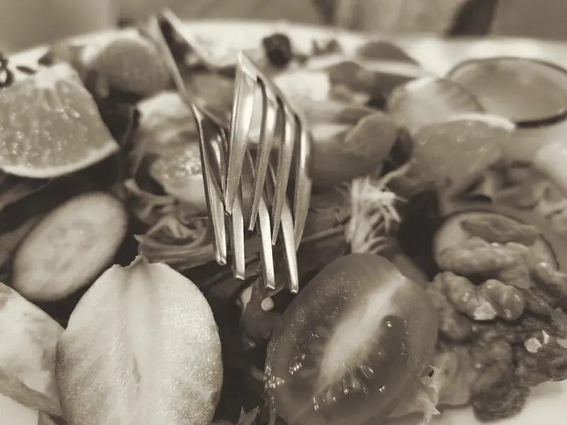 如今不少人生病确实与饮食相关。我听闻有位58岁的老李，平时看着身体还不错，却总在