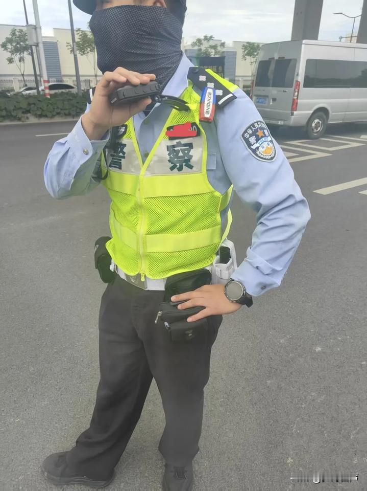 特警戴面罩主要有以下原因：
- 保护身份与安全：
- 防止犯罪分子报复降低被报复