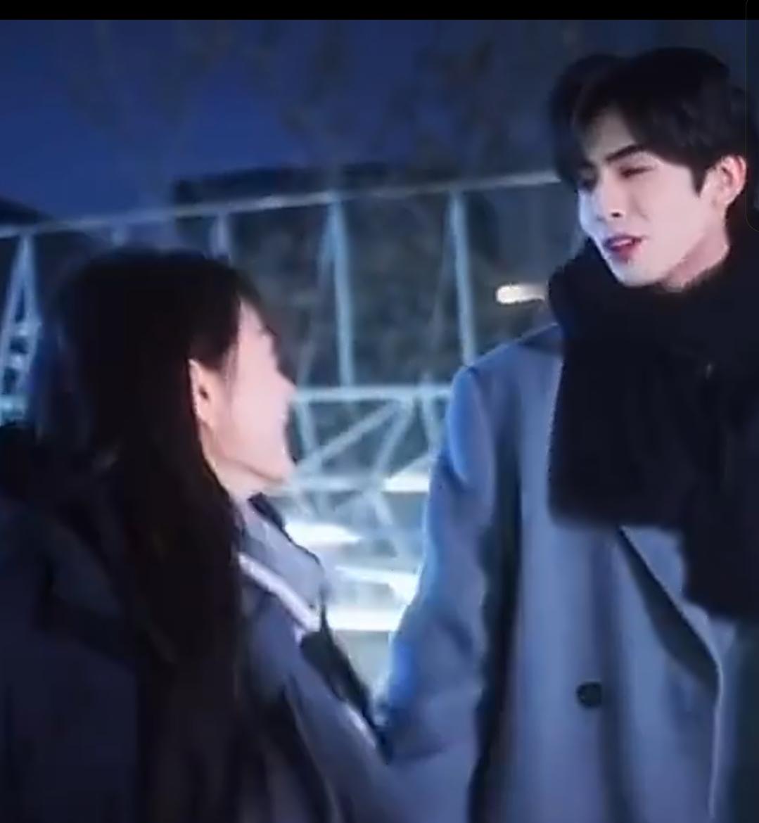 骄阳似我26集37分封神名场面！谁都以为聂曦光穿的是林屿森的衣服，结果竟是宋威龙