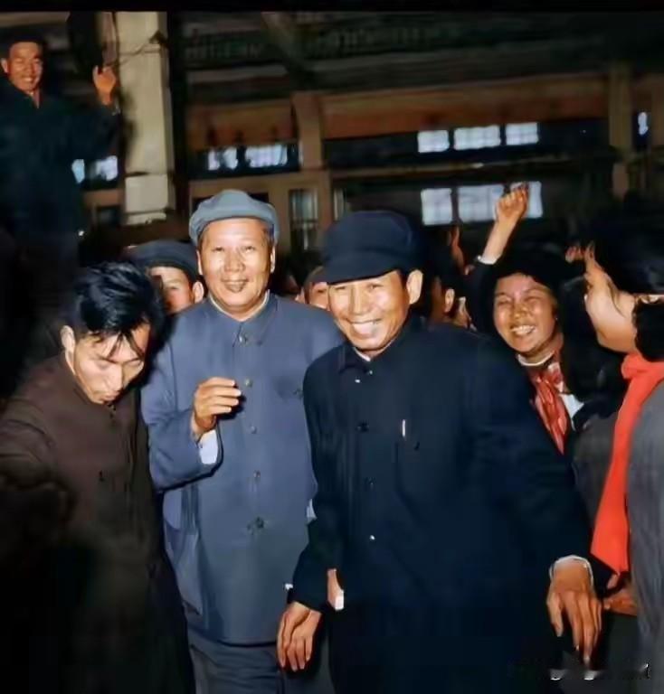 这张老照片记录毛主席深入工厂车间，身旁陪同人员同行，四周工人群众簇拥欢呼，人人面