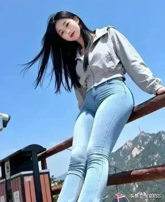 阳光下的少女，自由自在，微风拂面，心情舒畅。