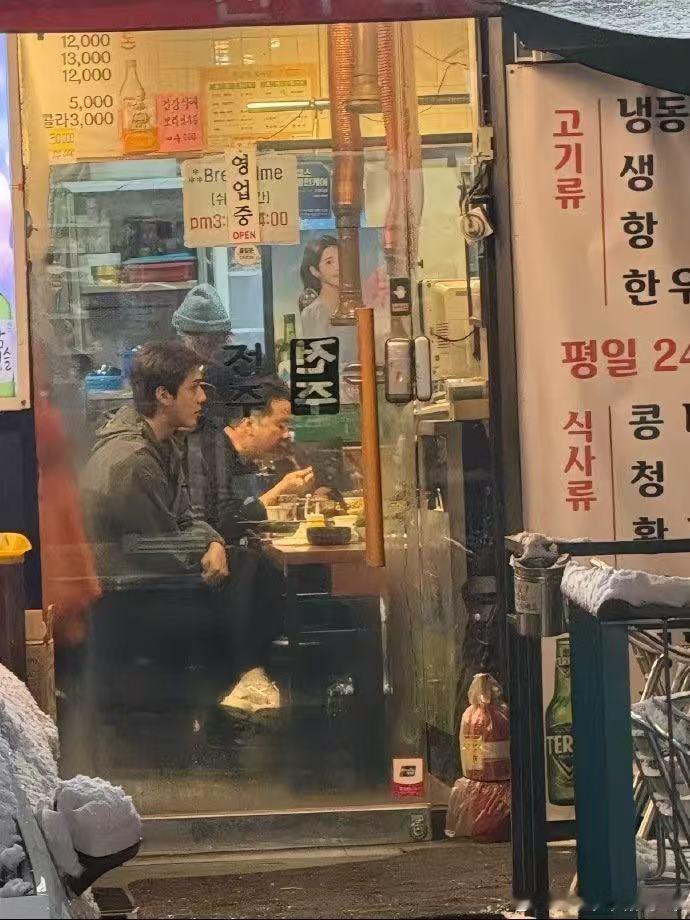 首尔初雪偶遇吴世勋 首尔初雪偶遇吴世勋，真的好浪漫啊... 偶遇吴世勋聚餐