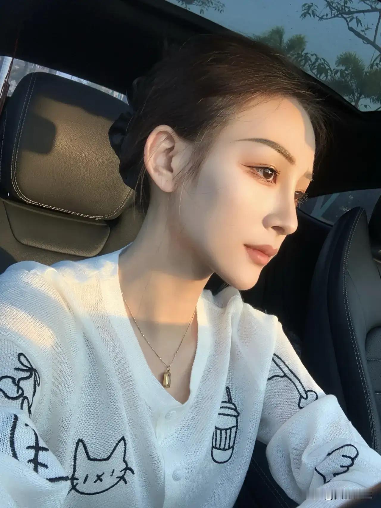 车中美人，笑靥如花。