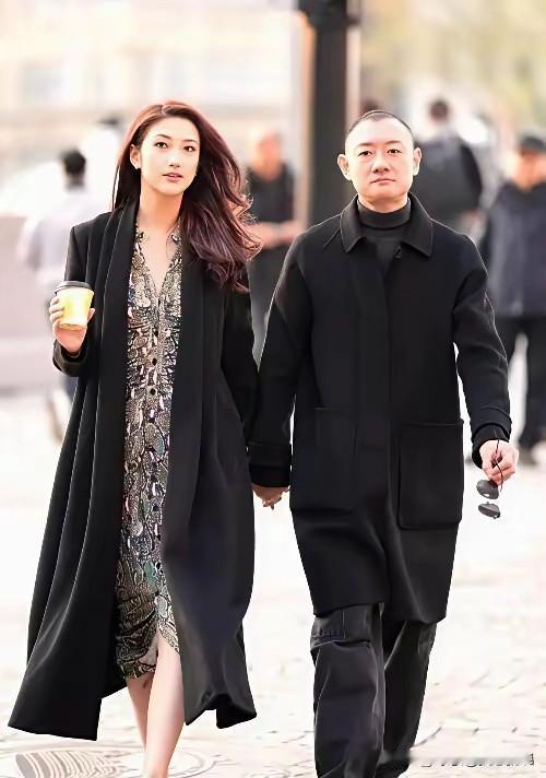曾经的京城四少汪雨，他的妻子崔璨真的很出彩。
一头浪漫的波浪长卷发，搭配一身黑色