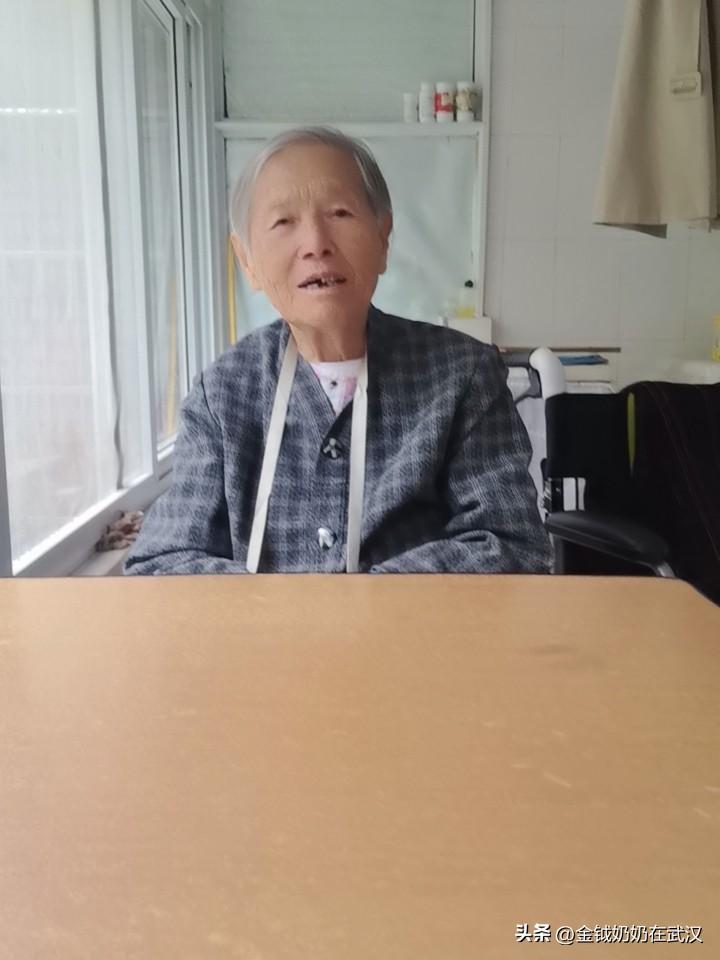 今天上午，我和队友去医院看了大弟媳的爸爸。

老人今年89岁，是在楼下和邻居聊天