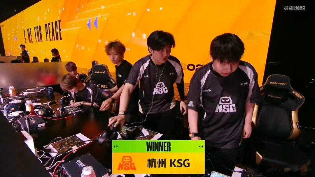 KSG突围赛关键一鸡经历多轮对局博弈，KSG及时调整打法拿下关键一局。凭借这场胜