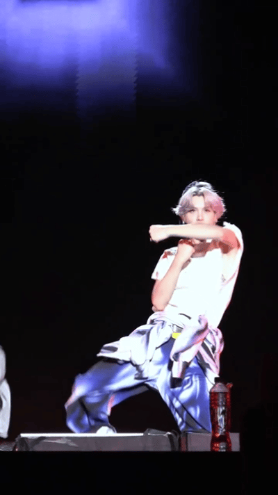 黄明昊不愧是天花板选秀出道的 从选秀时的潜力新人到现在的舞台标杆，黄明昊用实力证