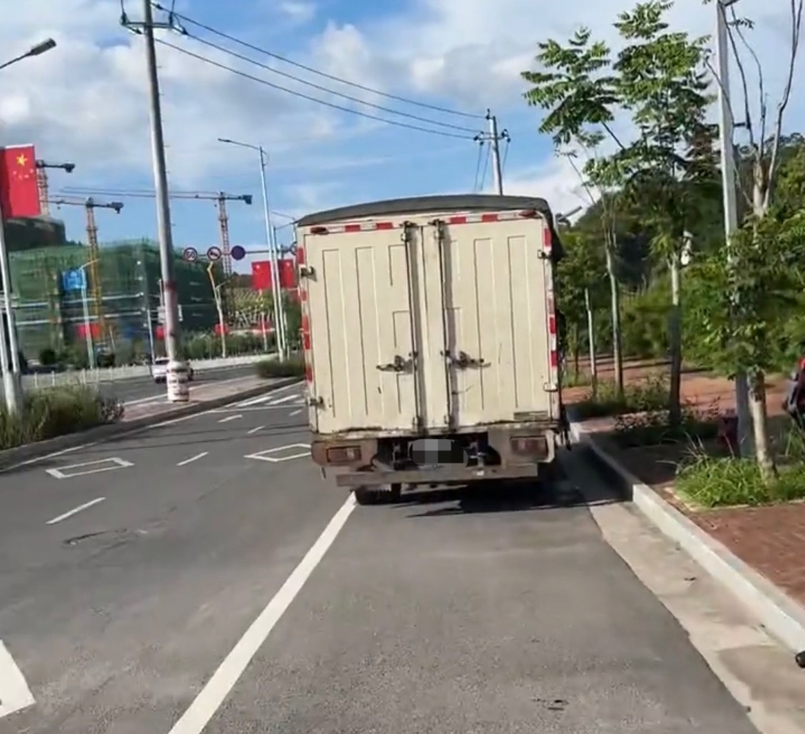 【玉林一货车轮胎坏在教育东路一路口旁】近日，玉林市一辆货车轮胎坏在在教育东路一路