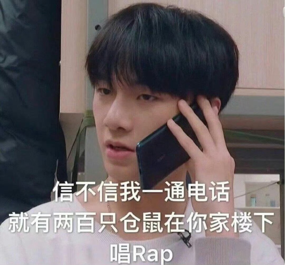 姚琛趁乱顺走了机器人的帽子 热心群众：扶机器人！姚琛：盯帽子！趁乱把机器人帽子扣
