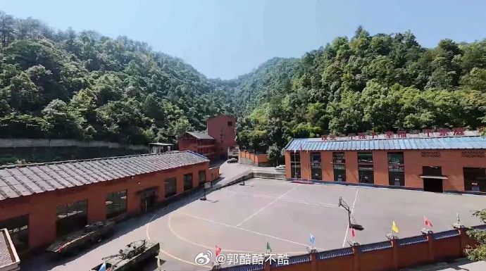 18岁女孩被妈妈送进素质教育基地家长其实是知道里面怎么回事儿的，就是想把孩子送进